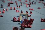 位於墨西哥城的這項裝置藝術作品，用一雙雙紅鞋象徵遭殺害的女性，抗議針對女性的性別暴力層出不窮。（資料照，AP）