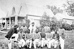 1866年12月，澳洲土著板球隊受邀到墨爾本比賽，第二排中是隊伍的白人教練。（Public Domain）
