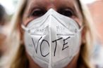 美國亞特大抗議者在口罩寫上標語，抗議投票權受侵害。（AP）