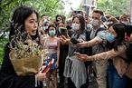 2021年9月14日,央視前女實習生周曉璇(圖左持花束者)訴央視主持人朱軍性騷擾案一審第二次開庭。當天北京市海淀區法院以「證據不足」,駁回原告訴訟請求。(資料照,AP)