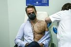 希臘總理米佐塔基斯露半胸接踵疫苗（AP）