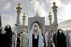 5月24日伊斯蘭教開齋節，伊朗信徒戴著口罩聚集在清真寺外祈禱。（AP）