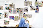 2021年，阿富汗女童在難民營畫畫。（AP）