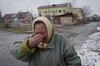 俄羅斯入侵烏克蘭：基輔外圍的Gorenka 村，一位老奶奶看著被砲彈摧毀的家園，忍不住傷心落淚。（AP）