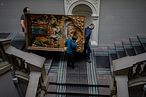 在烏克蘭最大的藝術博物館，工作人員加緊腳步將館藏收至安全處，保護文化資產免受戰火波及。（AP）