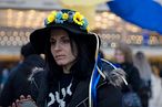 以色列反戰聲援運動，一名女性戴著烏克蘭國旗配色的花圈。（美聯社）