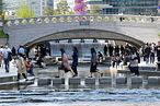 2022年4月，首爾市區的著名景點清溪川。（美聯社資料照）