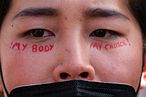 2022年5月3日，墮胎支持者在聯邦最高法院外抗議，一位示威者在臉上寫著「我的身體、我的選擇」。（美聯社）