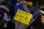 加州爾灣教會槍擊案，教會外放置的悼念花束與紙條。（美聯社）