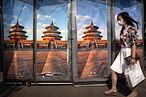 2022年6月，一名女性走在北京街頭。（AP）