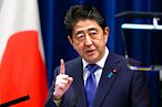 2022年7月8日，日本前首相安倍晉三遇刺身亡。圖為2017年9月25日，時任首相的安倍晉三在記者會上發言。（美聯社）