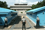 在南北韓非軍事區「板門店」，3名大韓民國國軍憲兵監視著兩韓分界線。（Henrik Ishihara@Wikipedia/Creative Commons）