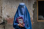 阿富汗喀布爾，40歲的 Arefeh 步出為女性開設的地下學校，她的同學多半是被塔利班當局禁止重返校園的10多歲女孩。（AP）