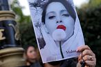 2022年9月，伊朗女子阿米尼因未戴頭巾被捕後死亡，抗議怒火從國內蔓研至全球伊朗社群，圖為英國抗議群眾。（AP）