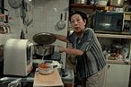 母親康靜姬、導演梁英姬和她的日籍丈夫三個國籍不同的人在餐桌上共享一鍋雞湯。特色料理代表離散者的鄉愁，同時也是串起不同意識形態的共通語言。（台灣國際女性影展）