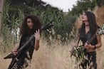 黎巴嫩女子重金屬樂團「海妖之奴」（Slaves to Sirens）的創始團員莉拉（Lilas Mayassi）（左）和雪莉（Shery Bechara）（右）。