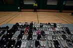 南韓首爾一間體育館內，陳列梨泰院踩踏事故現場遺留的鞋子等物品，開放死傷者家屬認領。（AP）