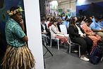 埃及 COP27 氣候峰會上，一名吐瓦魯舞者表演結束後望向太平洋氣候安全座談會現場。（AP）