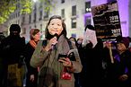 2022年12月4日，中國駐倫敦大使館外，一名戴著習近平面具的抗議者。（AP）