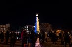 烏克蘭首都基輔市中心點亮國旗藍黃配色的耶誕樹。（AP）
