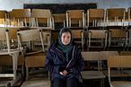 2022年12月22日，阿富汗一名13歲女學生坐在停課的教室裡。（AP）