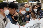 2022年11月15日,在韓國首爾的「真相與和解委員會」前,一群被送養的丹麥韓裔人士要求有關單位調查這段「出口小孩」的黑歷史。(AP)