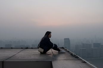 一名女子在上海的樓頂。（Unsplash）