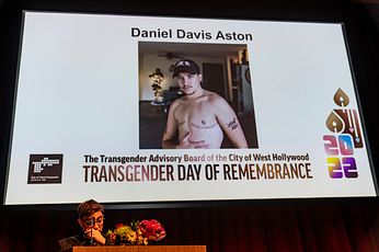 2022年11月20日，在國際跨性別紀念日上，音樂家Ryan Cassata追悼在科羅拉多州LGBTQ夜店槍擊案中的跨性別者Daniel Davis Aston。