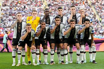 2022世界盃：德國隊球員賽前摀嘴合影抗議FIFA彩虹禁令。 (AP)