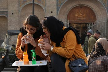 伊朗首都德黑蘭街頭的兩名女性，在當局的嚴苛著裝規定下，女性在公共場所必須佩戴頭巾。（AP）