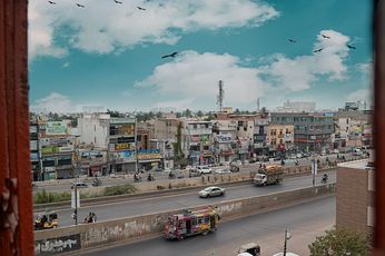 巴基斯坦首都喀拉蚩（圖中公車非當事公車）。（Unsplash）