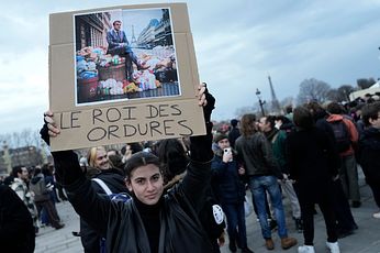 法國馬克宏政府宣布年金改革，引發全國抗議，清潔隊員罷工導致街頭上萬噸垃圾無人清理。（AP）