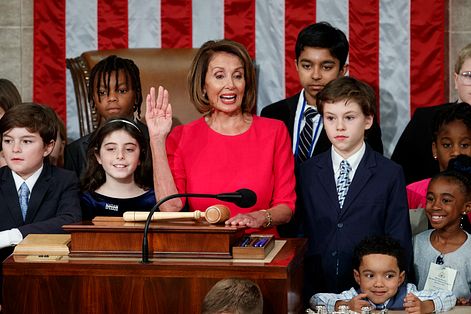 2019年1月3日，美國聯邦眾議院開議，議長裴洛西與議員的孩子們玩在一起。（AP）