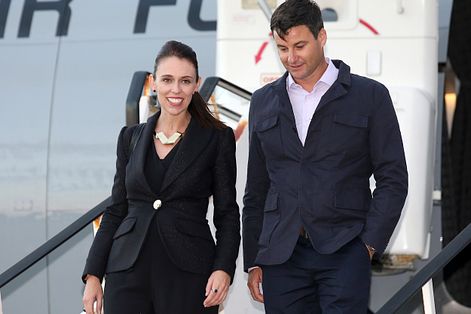 紐西蘭總理雅頓與未婚夫蓋福德。(資料照，美聯社)