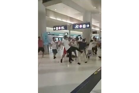 2019年7月21日，香港反送中運動人士在元朗遭到「白衣人」暴力攻擊（AP）