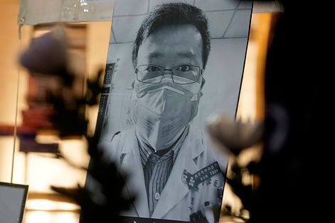中國武漢肺炎疫情風暴，率先發出警訊、遭到官方懲誡、為救治病患不幸殉職的李文亮醫生（AP）