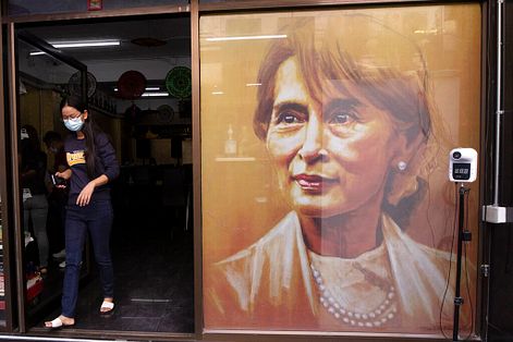 泰國曼谷一間緬甸餐廳外的翁山蘇姬肖像。（美聯社）
