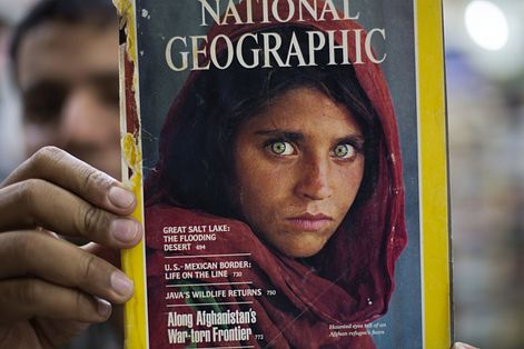 1985年6月號《國家地理雜誌》，封面女孩懾人的綠色雙眸、以及驚恐的表情，映出無數阿富汗難民歷經流離的滄桑。（美聯社）