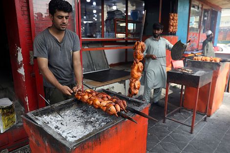 阿富汗喀布爾街頭，販賣巴基斯坦料理 sajji 的餐廳。（AP）
