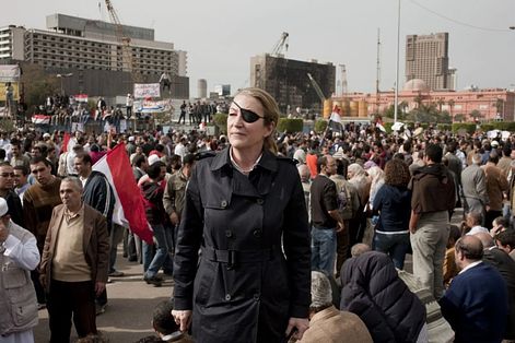 2012年，戰地記者柯爾文在埃及開羅自由廣場採訪。（資料照，AP）