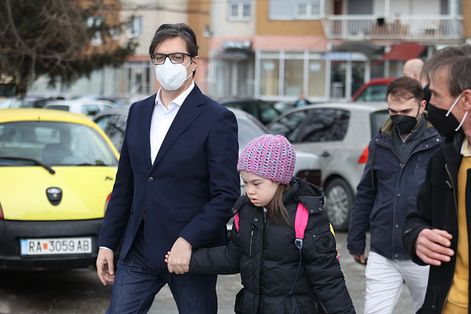 北馬其頓總統 Stevo Pendarovski 親自護送遭霸凌的11歲唐氏症女孩上學。（截取自Twitter@SPendarovski）