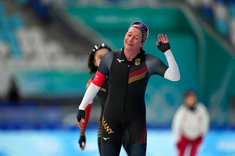 北京冬奧：49歲德國選手 Claudia Pechstein 達成八度出戰奧運的目標後笑開懷。（美聯社）
