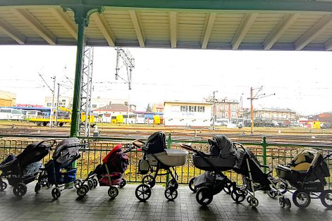 2022年3月7日，波蘭在邊境城市普熱梅希爾火車站提供給烏克蘭難民使用的嬰兒車。（美聯社）