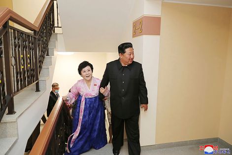 北韓領導人金正恩參觀當局贈送主播李春姬的新房（AP）