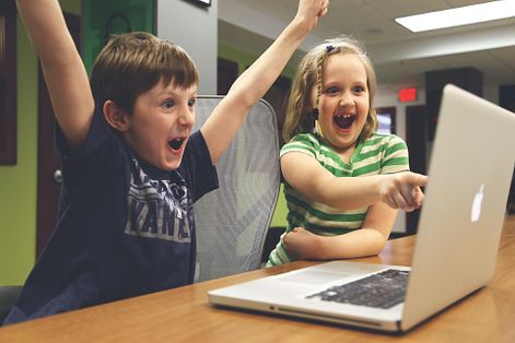 美國最新研究發現，打電動時間在平均以上的小孩，兩年後變得比一般孩子更聰明。（Pixabay）
