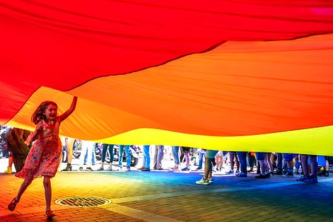 LGBT、同志驕傲月，美國匹茲堡驕傲遊行，小女孩在彩虹旗下玩耍。（AP）