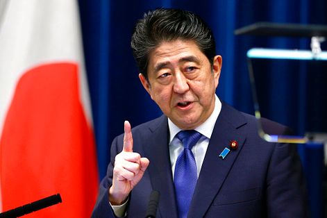 2022年7月8日，日本前首相安倍晉三遇刺身亡。圖為2017年9月25日，時任首相的安倍晉三在記者會上發言。（美聯社）