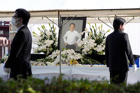 2022年7月8日，日本前首相安倍晉三遇襲身亡。7月11日，安倍的遺體移往東京增上寺守靈，不少民眾前往弔唁。（AP）