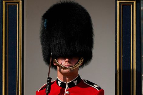 7月18日，英國創下歷史高溫紀錄，這是倫敦白金漢宮前熱得滿頭大汗的衛兵。（AP）