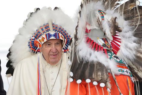 2022年7月，天主教宗方濟各訪問加拿大，為教會對原住民犯下的「文化種族滅絕」罪行道歉並懇求原諒（AP）